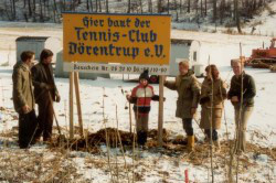 Die Aufstellung des Bauschildes erfolgte durch die Vorstandsmitglieder am 29.2.1981